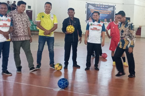 Wakil Bupati Rohil, Jhony Charles saat membuka Turnamen Futsal Pemuda Muhammadiyah Cup I di Gedung Olahraga Batu 6, Bagansiapiapi.(foto: afrizal/halloriau.com)