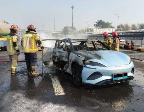 Mobil listrik BYD terbakar hebat di dekat gerbang Tol Cikampek, Kabupaten Karawang, Jawa Barat, pada 31 Juli 2026.